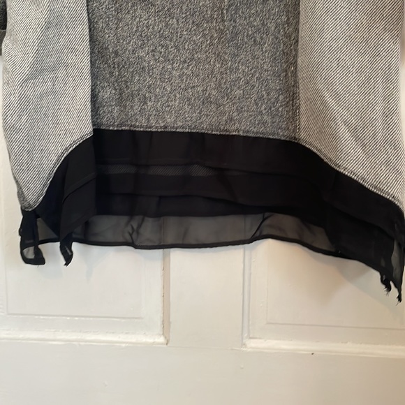 Chi Shee Sheer Hem Zip Shoulder Blouse - Picture 3 of 6